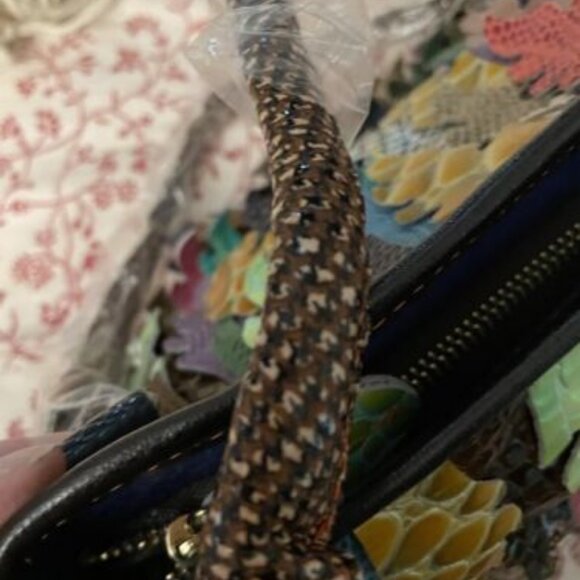 Beautiful Leather Dancing Leaf Handbag - Picture 6 of 7